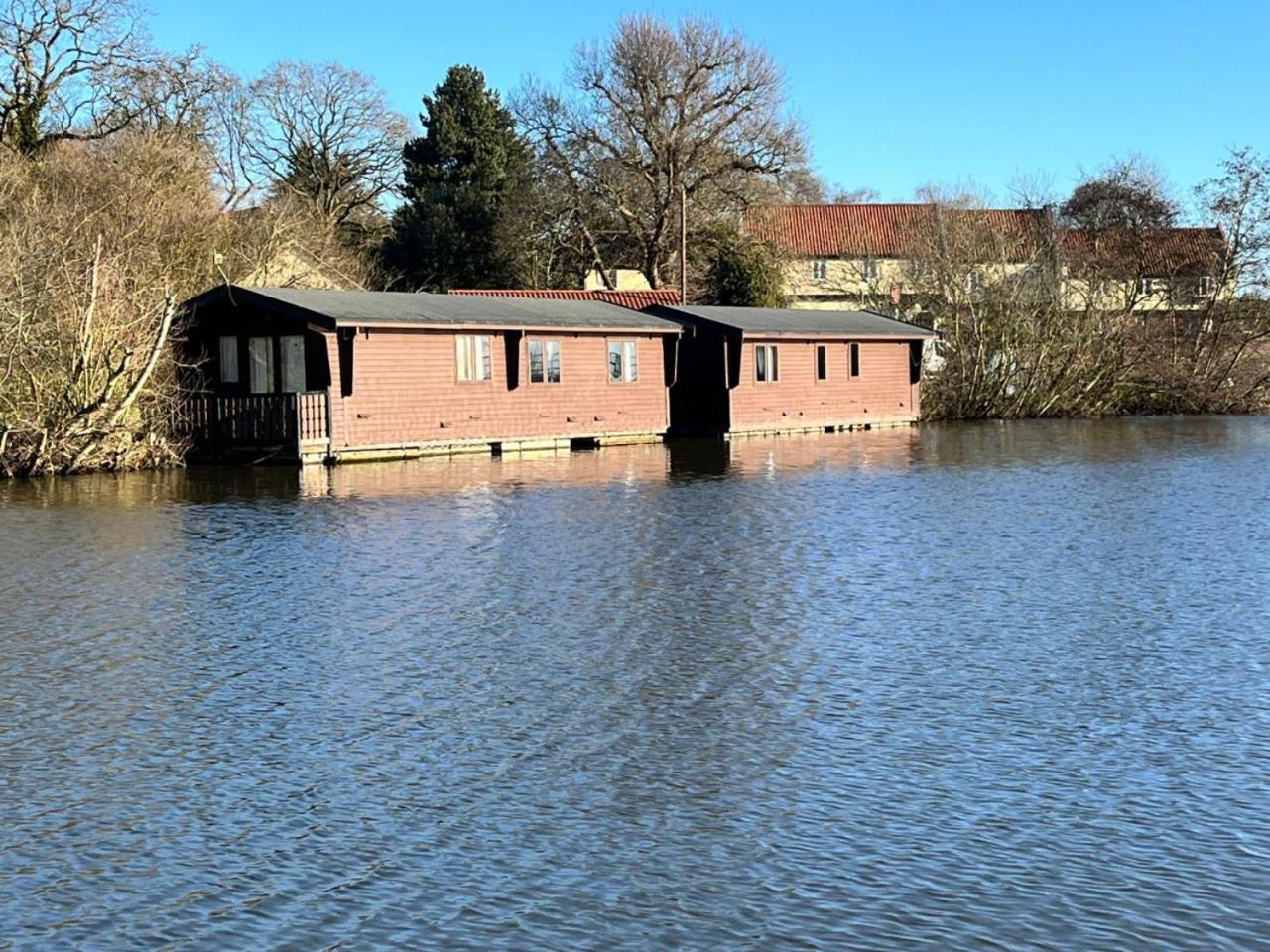Hickling Broads Lodge Houseboat สตาแลม ภายนอก รูปภาพ