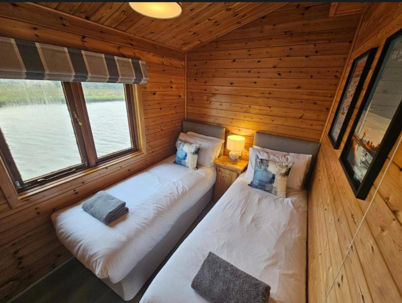 Hickling Broads Lodge Houseboat สตาแลม ภายนอก รูปภาพ